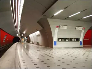 Metra, Tunel, Stacja
