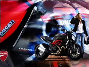 Motocyklistka, Ducati Diavel, Motocykl