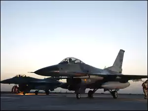 Lotnisko, Myśliwce, F-16