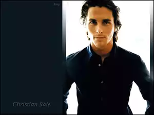 Christian Bale, czarna koszula