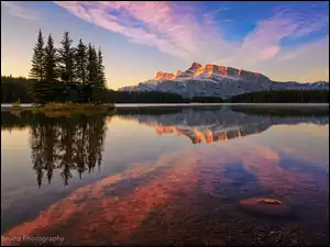 Park Narodowy Banff, Góra Mount Rundle, Kanada, Drzewa, Alberta, Jezioro Two Jack Lake