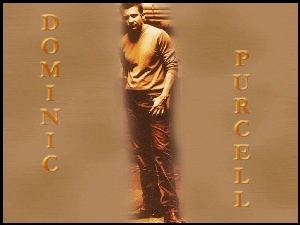 ciemne spodnie, Dominic Purcell, beżowa bluzka