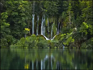 Wodospad, Las, Park Narodowy Jeziora Plitwickie, Odbicie, Chorwacja, Jezioro