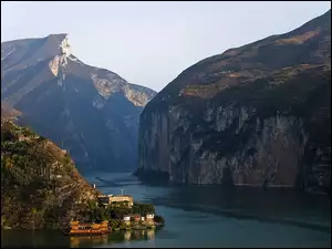 Chiny, Góry, Rzeka