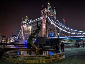Londyn, Girl with a Dolphin, Tower Bridge, statue, noc