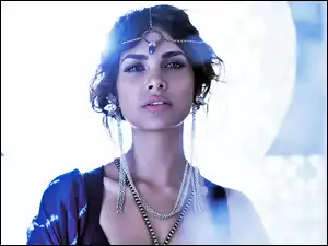 Biżuteria, Esha Gupta, Aktorka