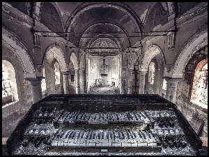Organy w ruinach kościoła