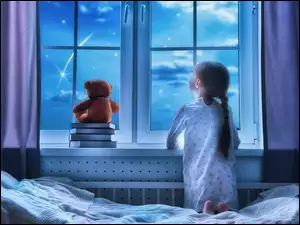 Obserwująca dziewczynka gwiazdy przez okno