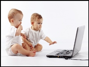 Dzieci zafascynowane laptopem