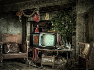 Stare wnętrze z telewizorem i choinką oraz innymi starociami