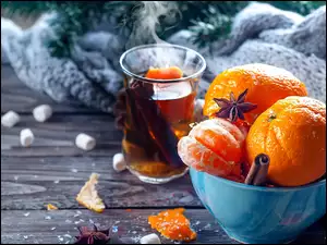 Świąteczna kompozycja z mandarynkami i gorącą herbatą korzenną
