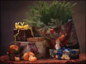 Kompozycja świąteczna z prezentami gałązkami jodły i małym bałwankiem