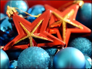 Bombki i gwiazdki w świątecznej dekoracji