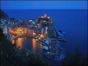 Widok z lotu ptaka na miejscowość z zabudowaniami Vernazza nad morzem we Włoszech