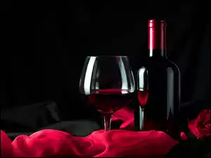 Kompozycja z winem i różą