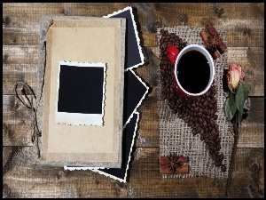 Pamiętnik i filiżanka z kawą na serwetce z ziarnami kawy