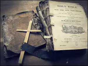 Stara zniszczona biblia