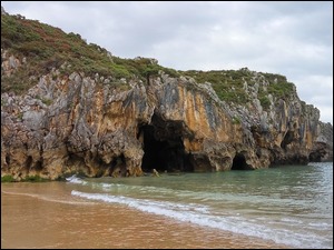 Jaskinia zachęca do wejścia