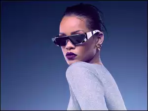 Piosenkarka Rihanna w ciemnych okularach