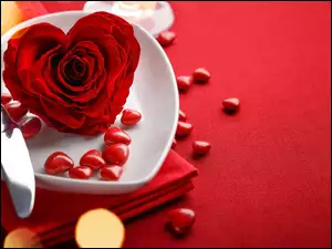 Walentynkowa kompozycja z serduszkami i różą