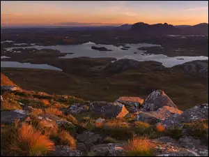 Szkockie kamieniste jezioro jezioro nieopodal gór kaledońskich