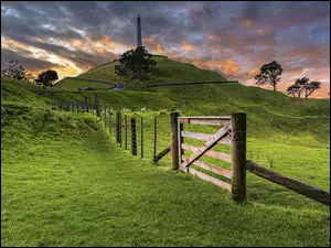 Łąka z ogrodzeniem w mieście Auckland w Nowej Zelandii