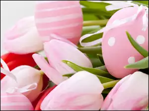 Różowe pisanki wraz z tulipanami