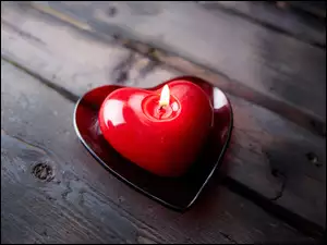 Czerwona świeczka w kształcie serca