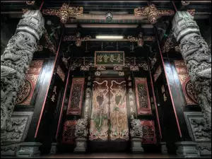 Rzeźby i kolumny przed orientalnymi drzwiami