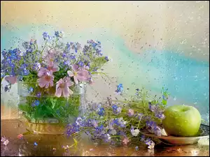 Kompozycja z kwiatami kosmei i niezapominajek oraz jabłkiem w deszczu