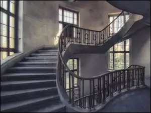 Wnętrze z krętymi schodami wśród okien