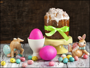 Wielkanocna babka oraz pisanki i króliczki w świątecznej kompozycji
