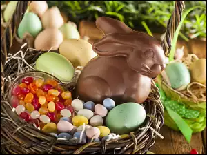 Wielkanocna dekoracja z czekoladowym zajączkiem i pisankami