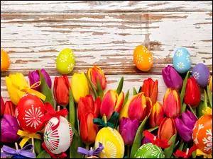 Kompozycja z kolorowymi pisankami i tulipanami