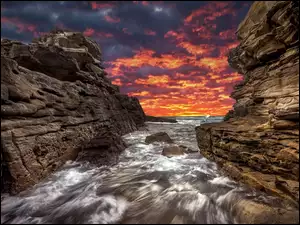 Morze między skałami o zachodzie słońca
