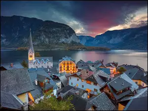 Oświetlone miasto Hallstatt nad jeziorem Hallstättersee w austriackich Alpach