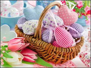Wielkanocno-wiosenna kompozycja ze szmacianymi pisankami i serduszkami w koszyku oraz kwiatami