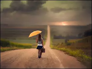 Droga i ona z parasolem i walizką