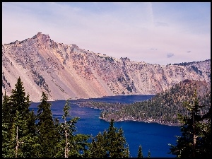 Stan Oregon w Stanach Zjednoczonych z wyspą Czarodzieja na jeziorze kraterowym otoczonym górami