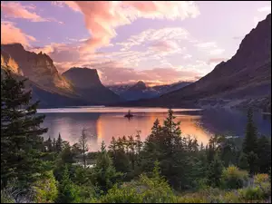Jezioro Saint Mary Lake w Parku Narodowym Glacier w stanie Montana w Stanach Zjednoczonych