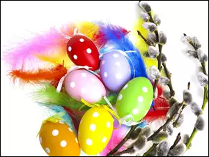 Wielkanocna dekoracja z pisankami na kolorowych piórkach i baziami