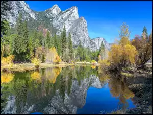 Jesienny Park Narodowy Yosemite z górami i jeziorem
