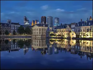 Oświetlone Muzeum Mauritshuis nad rzeką w holenderskim mieście Haga nocą