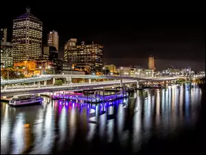Oświetlone miasto i rzeka Brisbane w Australii nocą