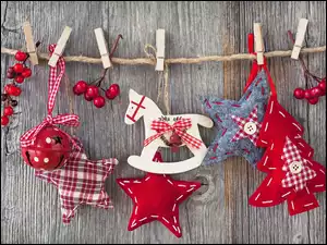 Dekoracyjne świąteczne gwiazdki z konikiem na sznurku z klamerkami