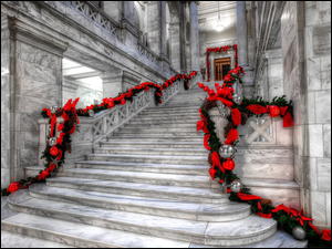 Wnętrze ze schodami i dekoracją świąteczną na balustradzie