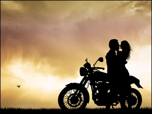Zakochani przy motorze w świetle zachodzącego słońca
