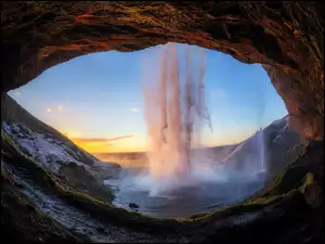 Skalny wodospad Seljalandsfoss w Islandii