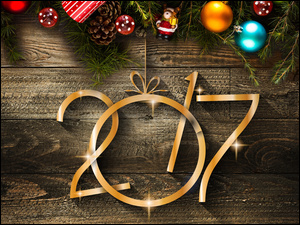 Nowy Rok 2017 z wiszącymi ozdobami na tle desek