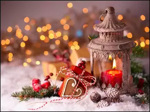 Lampion z pierniczkiem i świątecznymi ozdobami na śniegu